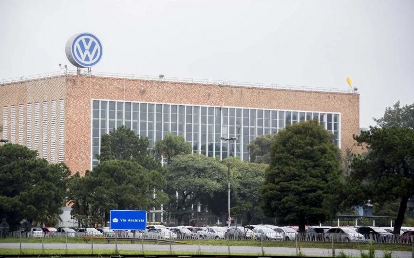 Presidente da Volkswagen diz que 54% do preo do carro no Brasil  imposto e defende reduo