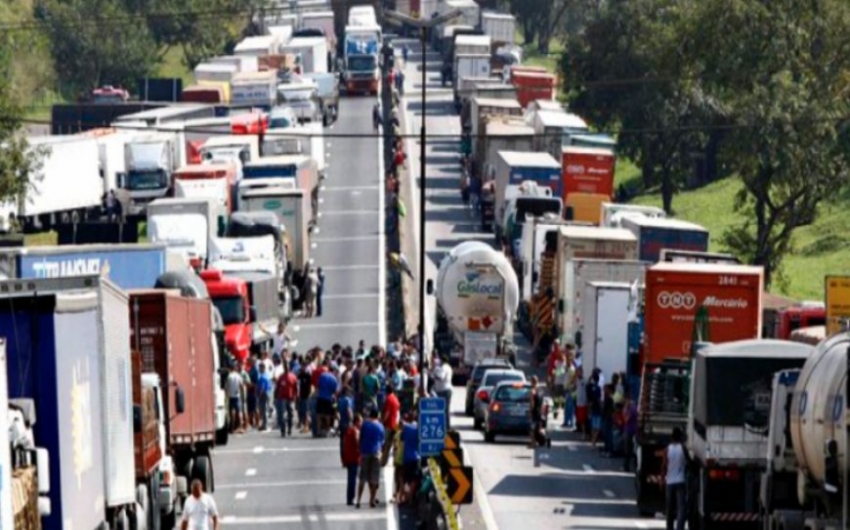 Greve dos caminhoneiros  confirmada para segunda, mesmo com apelo de Bolsonaro