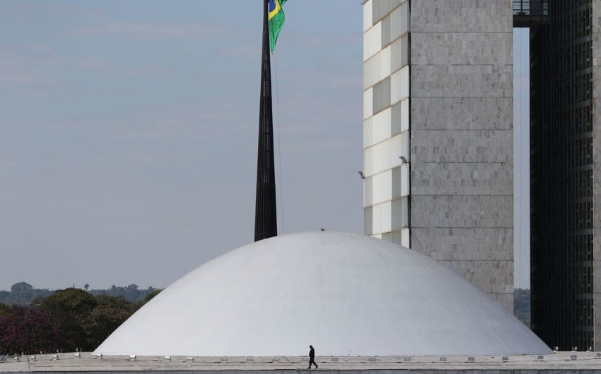 Congresso aprova projeto que abre possibilidade de usar reforma do IR para financiar Auxlio Brasil