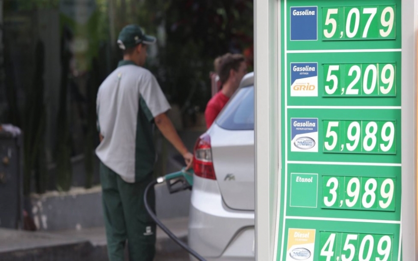 Partidos questionam decreto que obriga postos a informarem preços de combustíveis antes da redução do ICMS