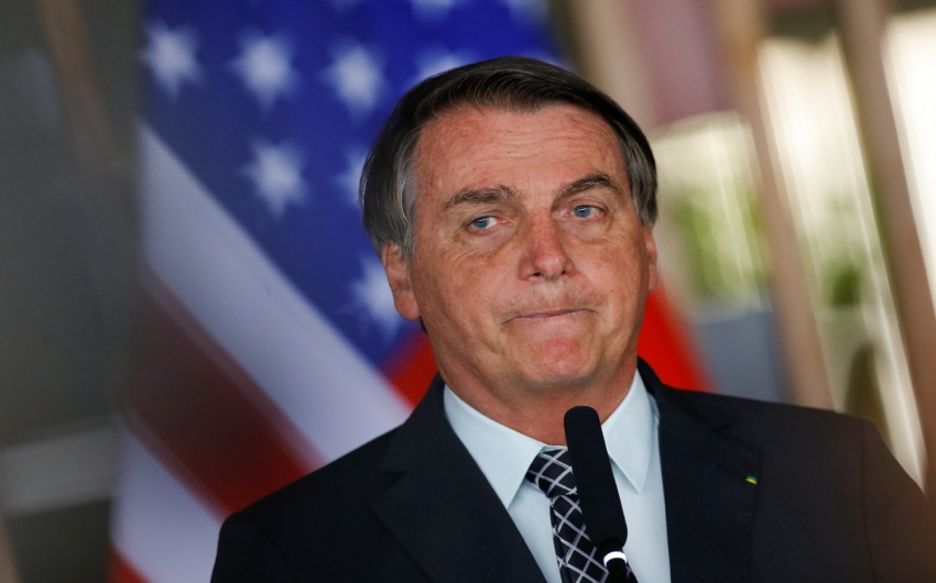 Fora do microfone, Bolsonaro promete vetar aumento de imposto para Turismo